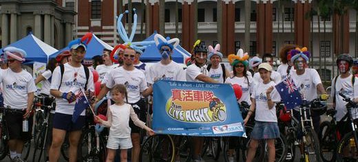 Family_volunteers_and_friends-Live_Right_team-international_flavor_to_Taiwan_Bike_Day.JPG